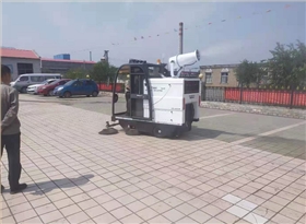 为什么工厂要选择小型扫地车