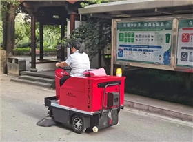小型电动扫地车1200进驻浙江东阳某中学 小型电动扫地车1200进驻浙江东阳某中学