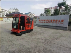 使用驾驶式扫地机在学校清洁上是否比人工打扫更好? 使用驾驶式扫地机在学校清洁上是否比人工打扫更好?