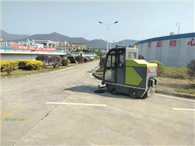高效清洁利器:不同型号扫地机清扫车价格对比 高效清洁利器:不同型号扫地机清扫车价格对比