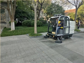 小区清扫车的出现为我们的生活环境带来了很大的便利