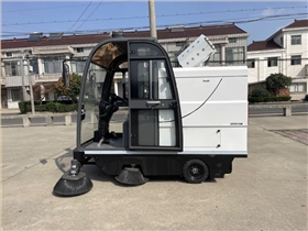 驾驶式电动三轮扫地车