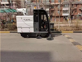 驾驶式路面清扫机:城市清洁的“高 效引擎” 驾驶式路面清扫机:城市清洁的“高 效引擎”