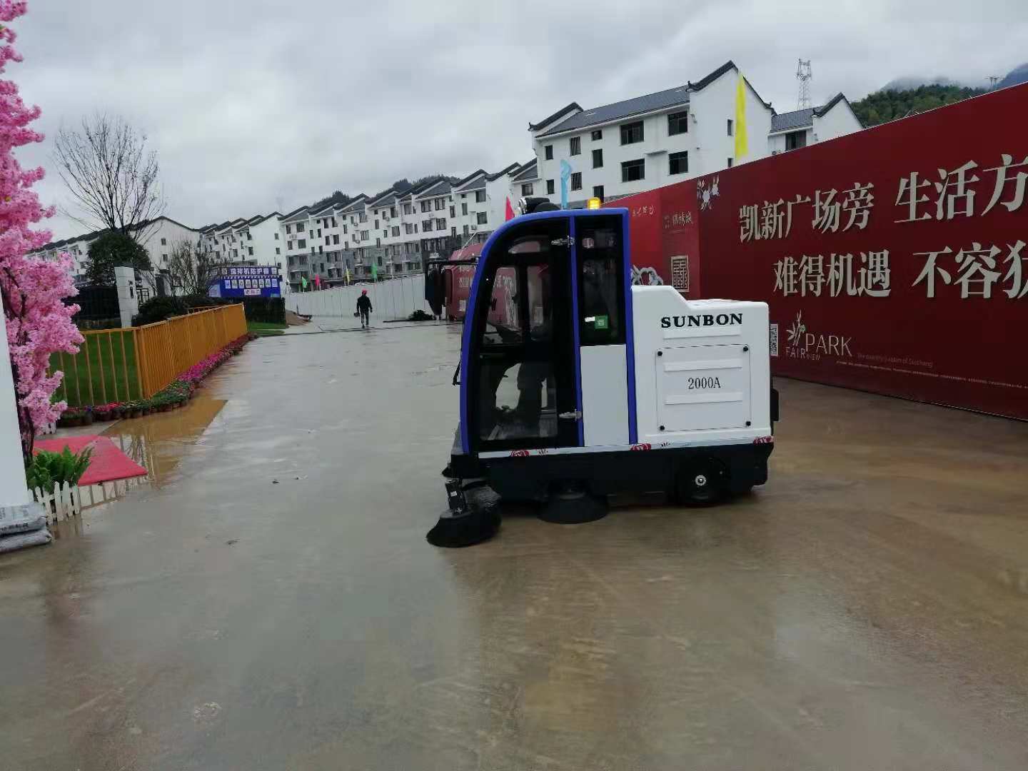 河北邢台某房产公司采购开云kaiyun网页版官网2000A电动扫地车