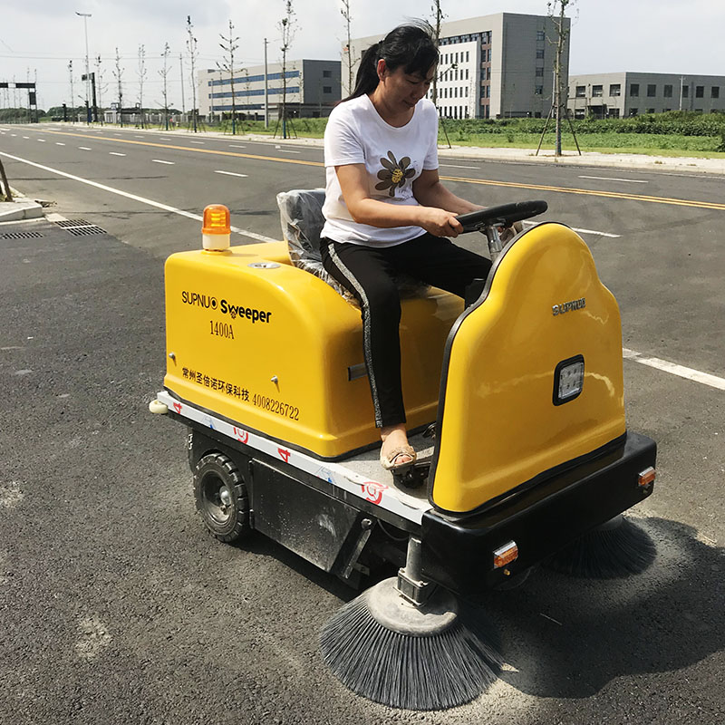 电瓶驾驶式扫地机 电瓶驾驶式扫地机