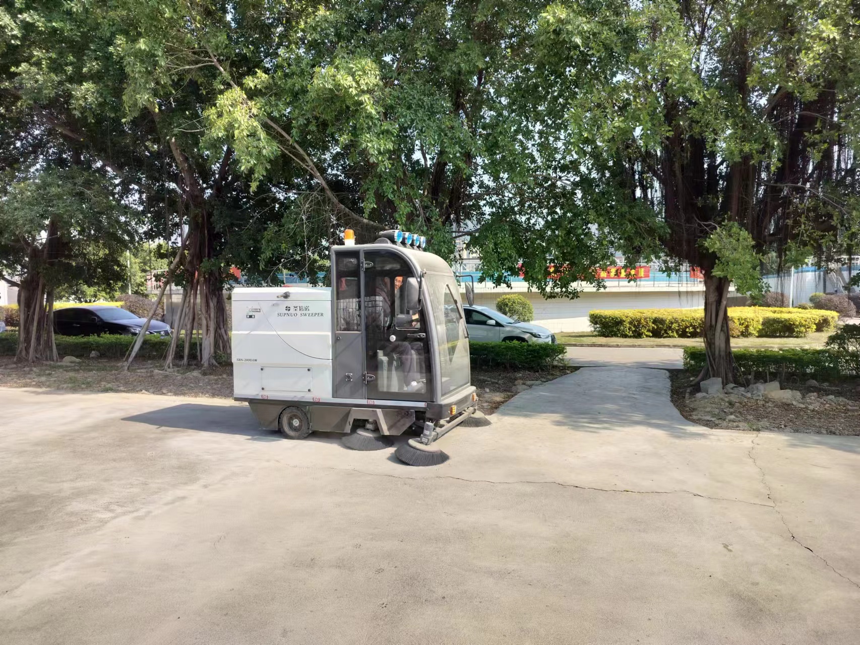 吸尘扫地车逐渐成为小区清洁的宠儿 吸尘扫地车逐渐成为小区清洁的宠儿
