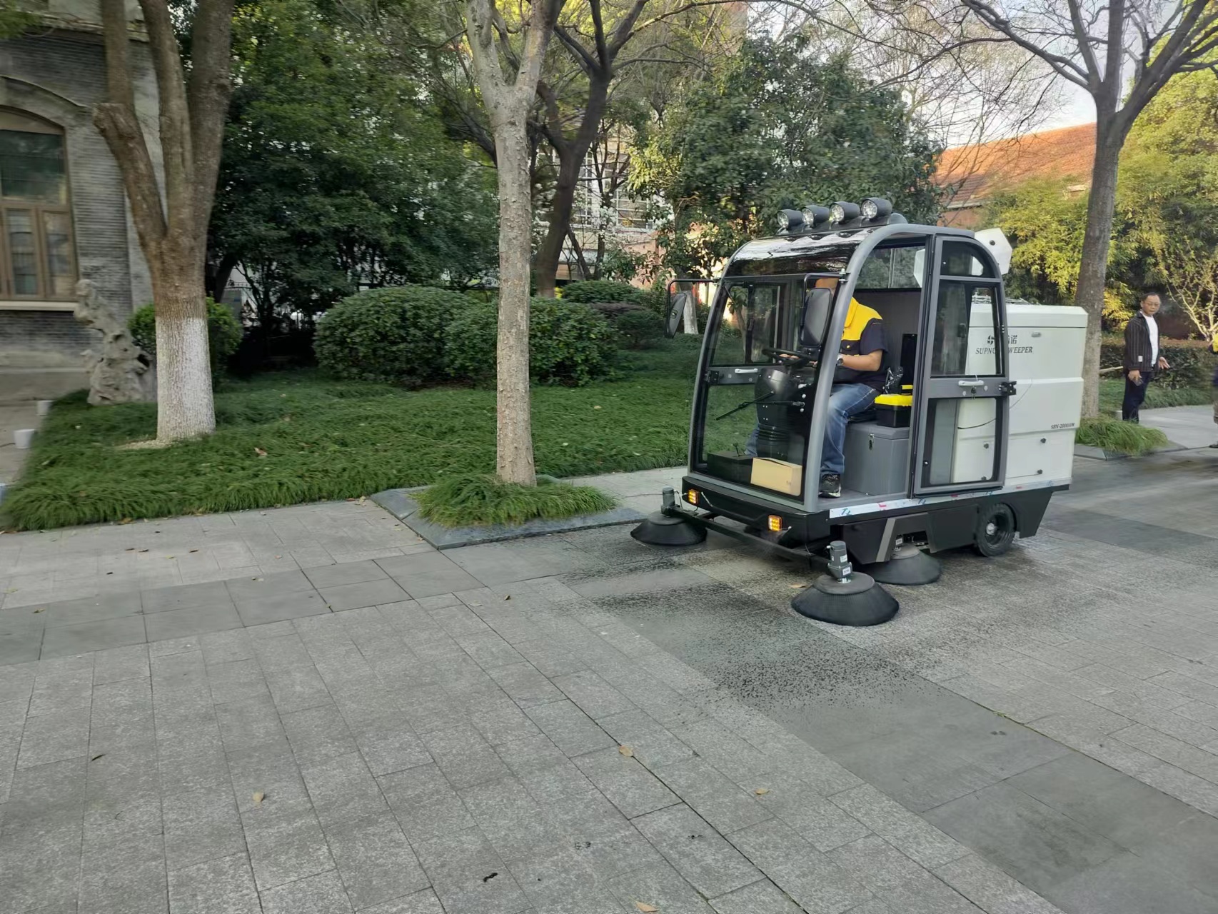 工业扫地车成为工业区环境清洁神器 工业扫地车成为工业区环境清洁神器
