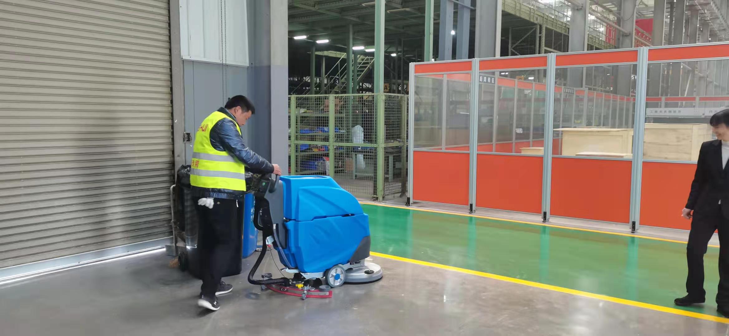 工厂车间的洗地机可以为他们节省成本 工厂车间的洗地机可以为他们节省成本