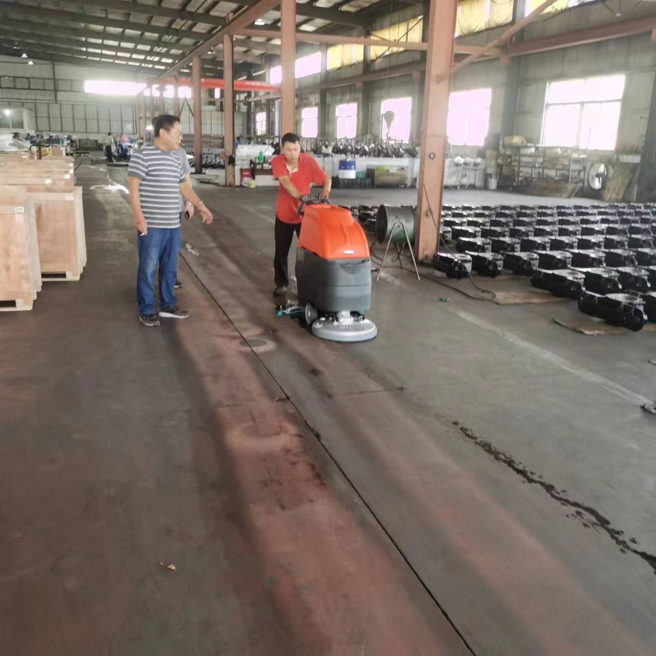 环卫工人的好助手!道路清扫车让你工作更轻松 环卫工人的好助手!道路清扫车让你工作更轻松