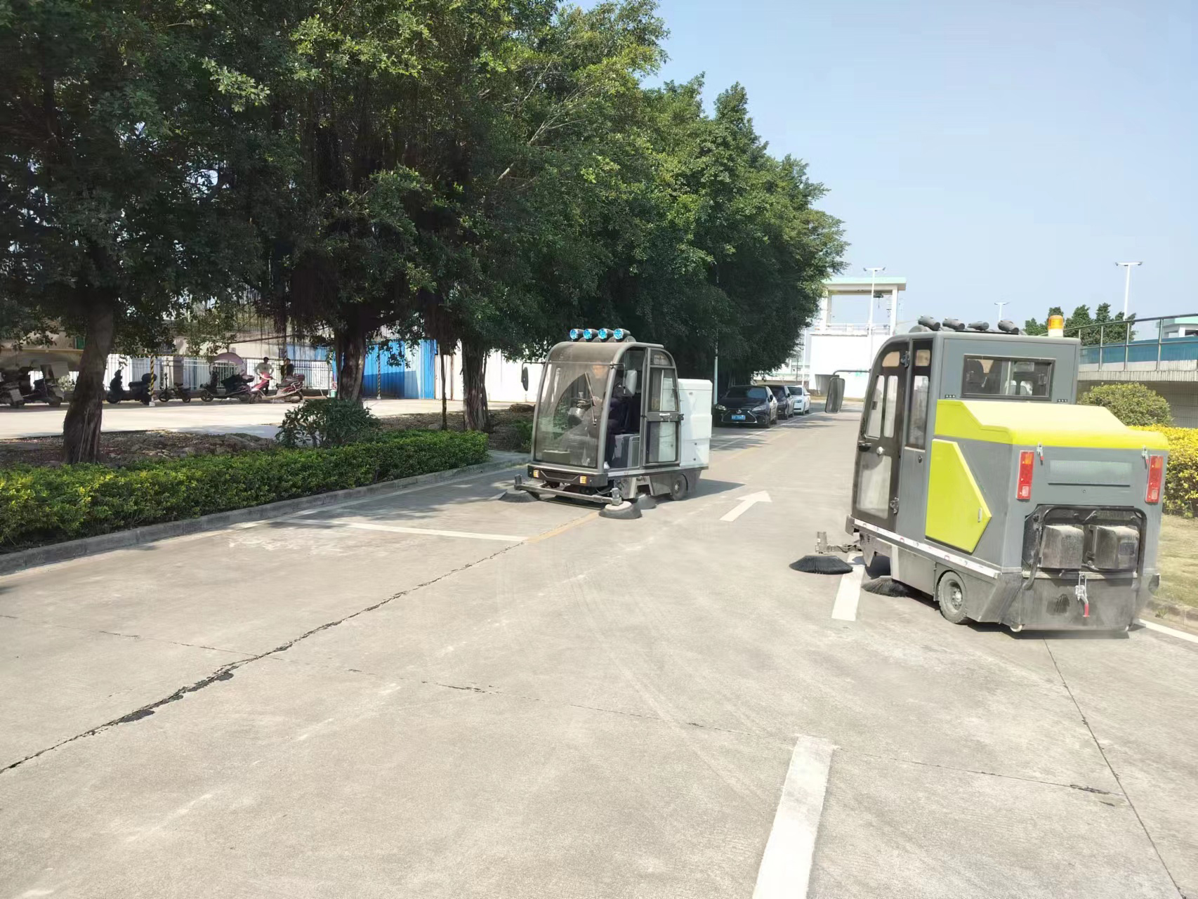 驾驶室电动清扫车:改变物业社区环境质量。 驾驶室电动清扫车:改变物业社区环境质量。
