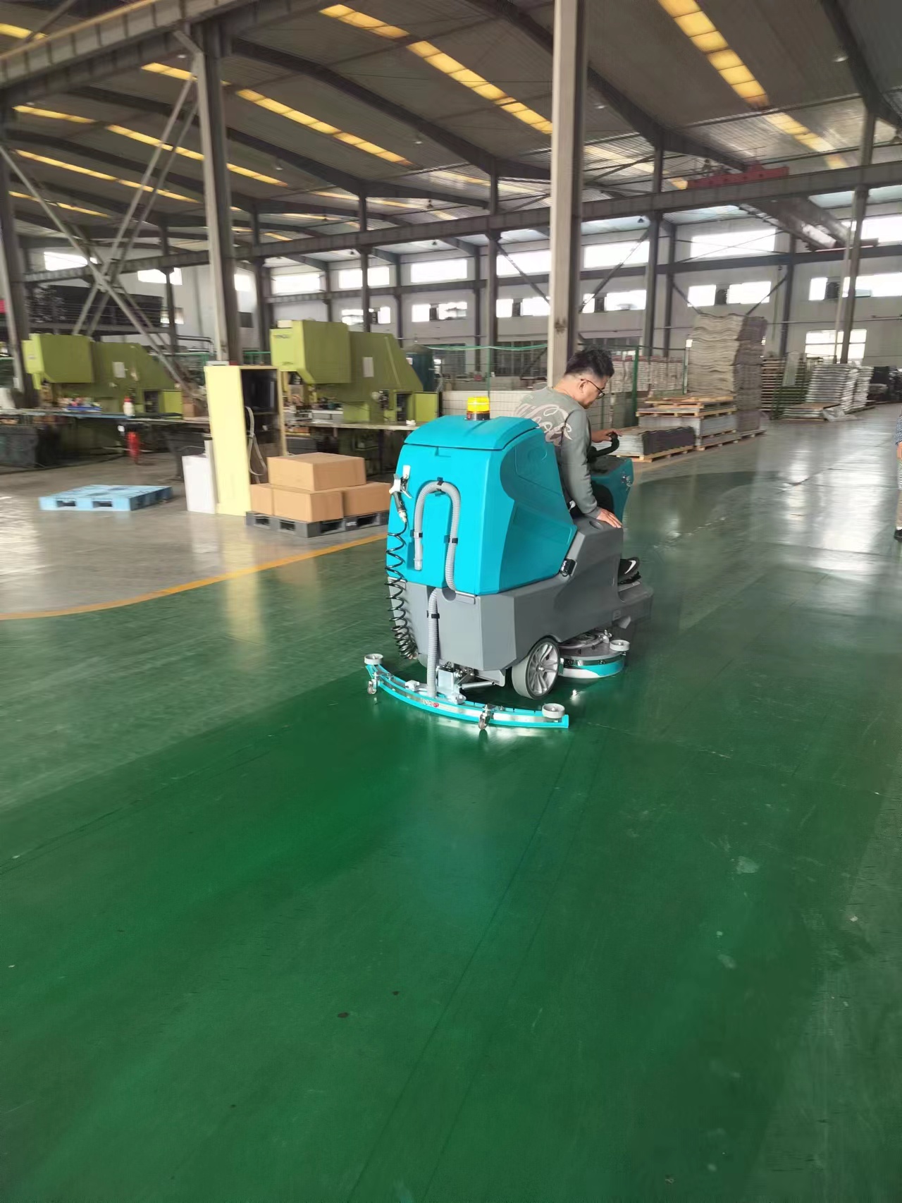 根据工业场所的地面环境选择工业电动洗地机 根据工业场所的地面环境选择工业电动洗地机