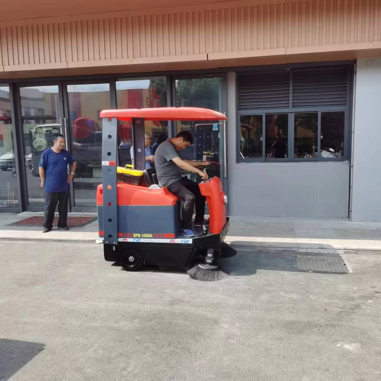 如何使用物业电动扫地车进行环境清洁工作? 如何使用物业电动扫地车进行环境清洁工作?