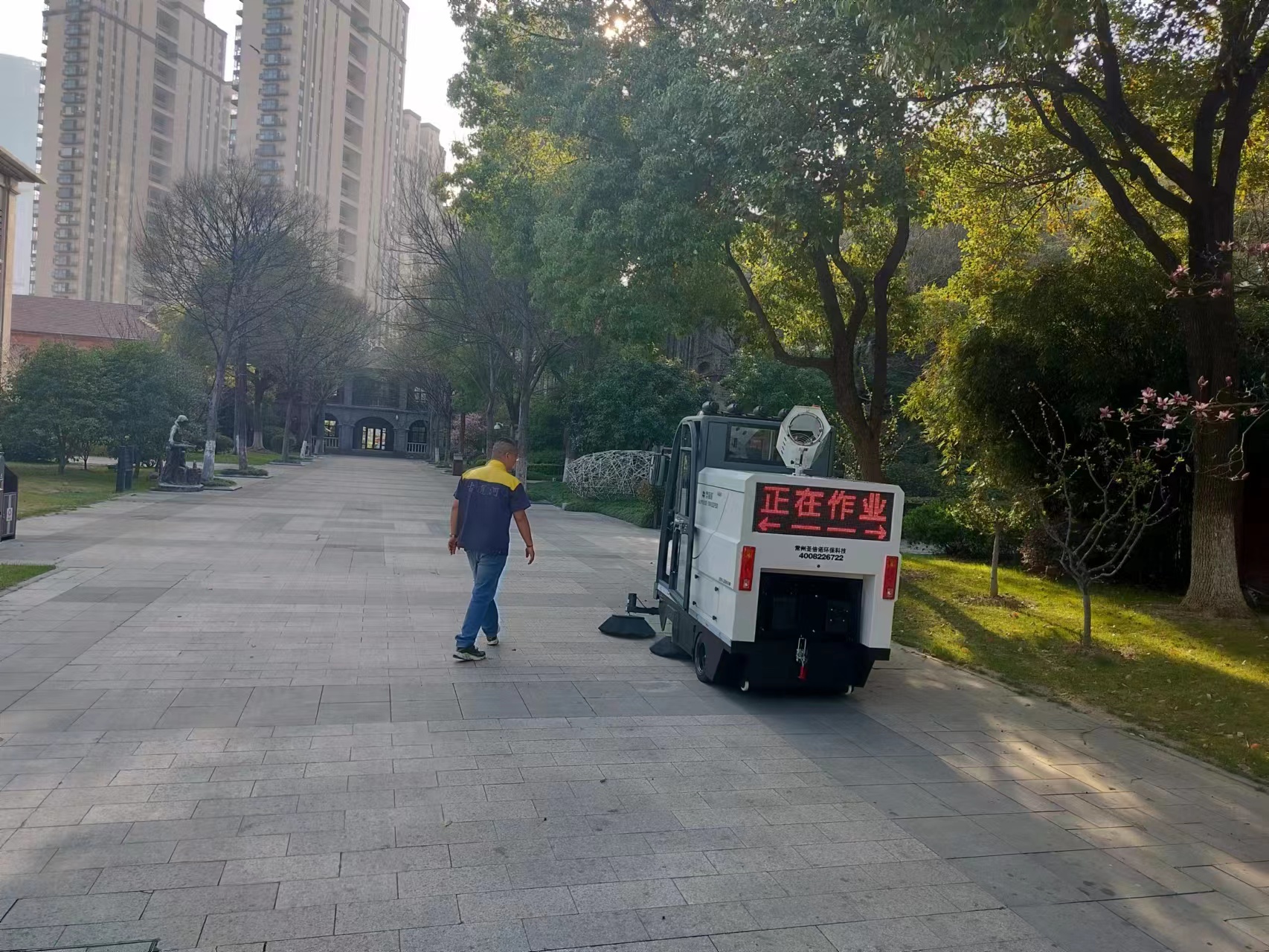 小型扫地车解放了环卫工人的双手,提高了工作效率 小型扫地车解放了环卫工人的双手,提高了工作效率