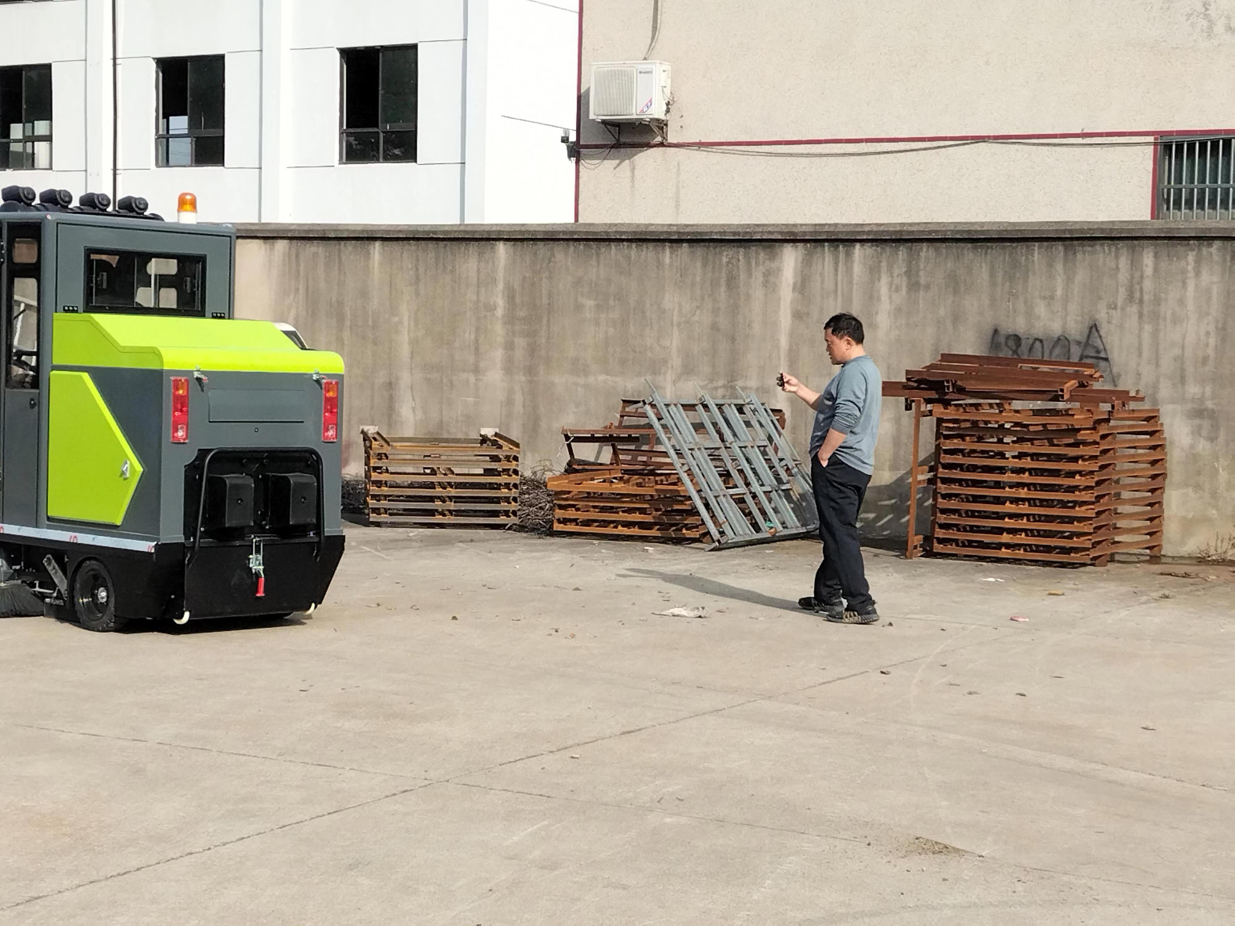 工业扫地车解决工厂垃圾难题,提升生产效率 工业扫地车解决工厂垃圾难题,提升生产效率