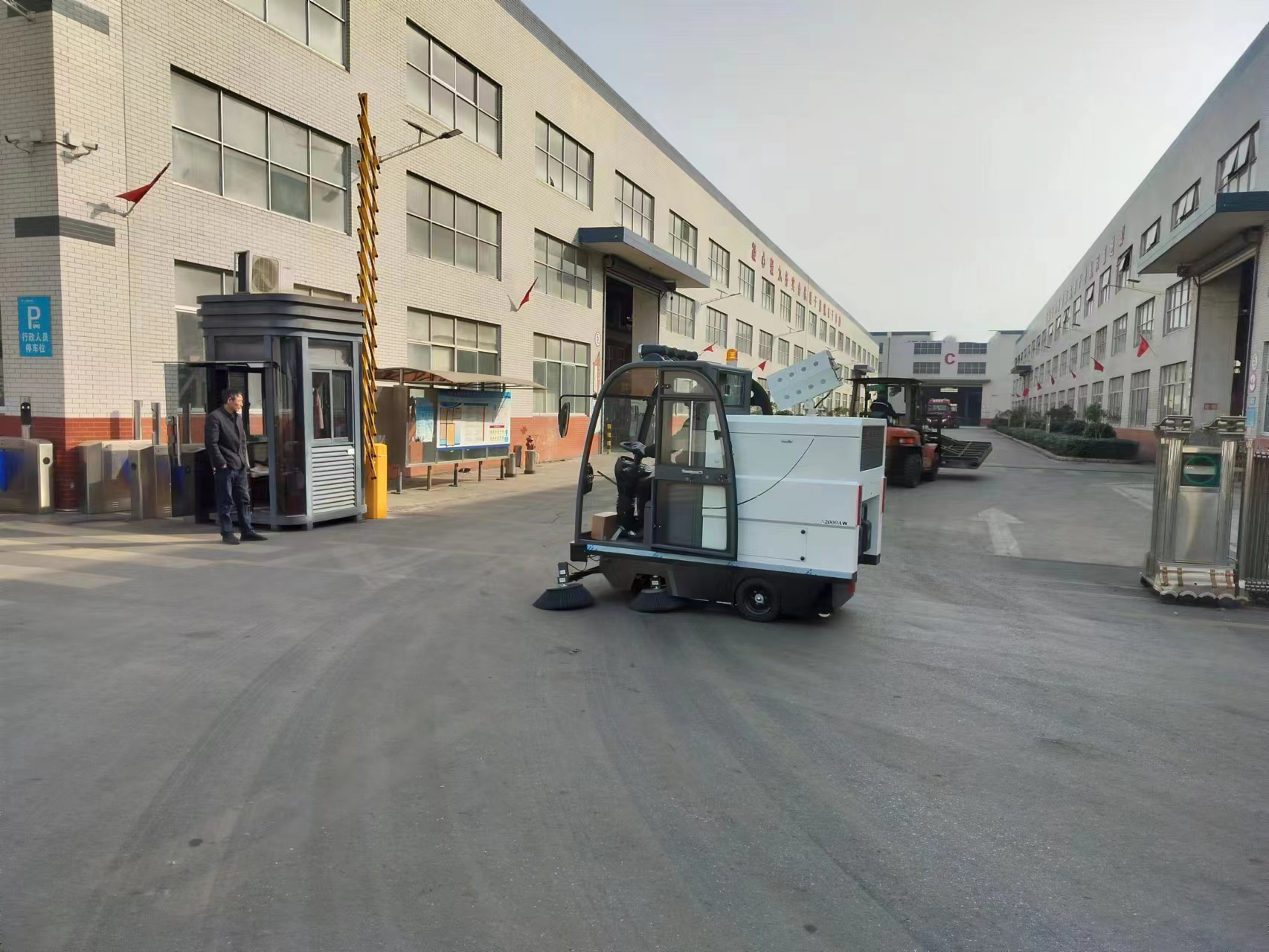工业电动清扫车在驾驶电动清扫车时应掌握合理的速度