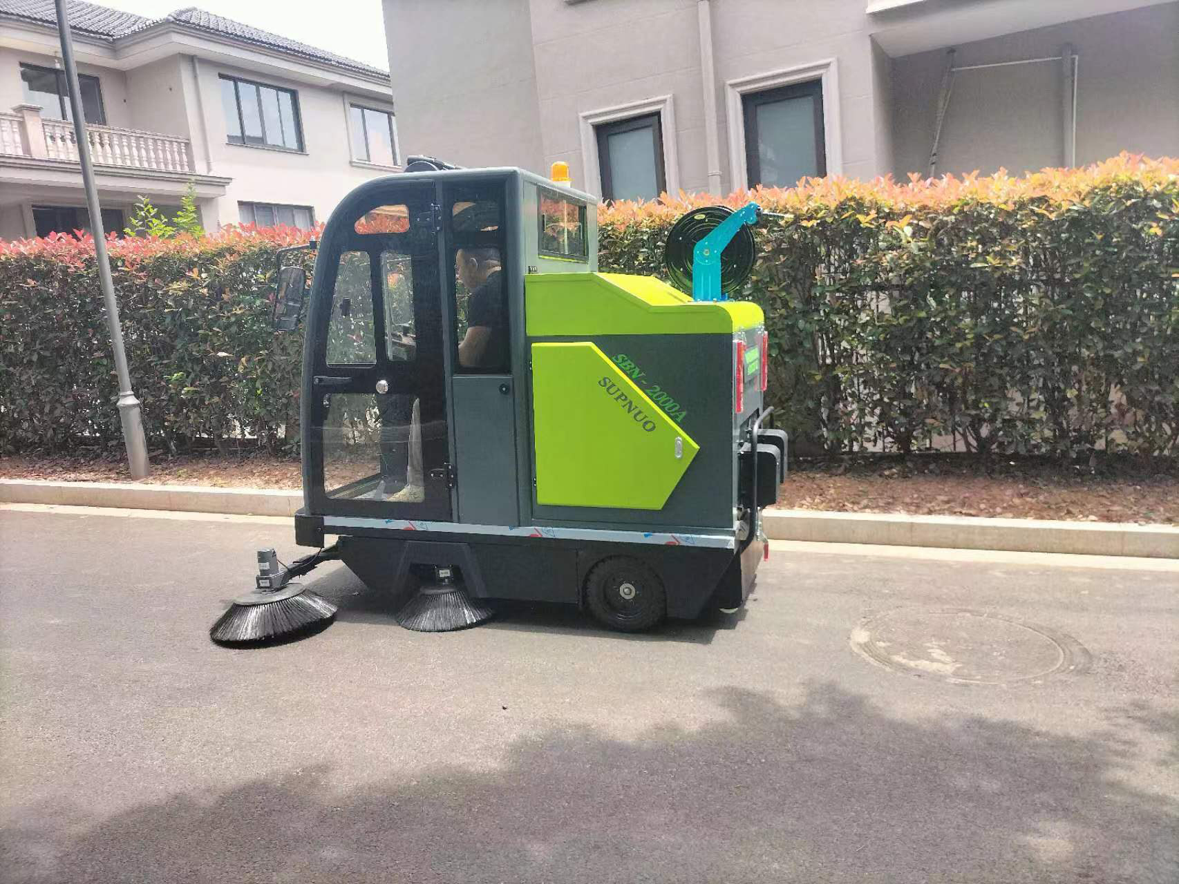 清扫车的引入提高了环卫工作的效率,减少了人工清扫的工作量 清扫车的引入提高了环卫工作的效率,减少了人工清扫的工作量