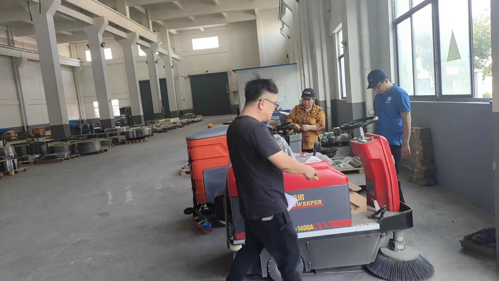 仓库洗地机成为现代仓库管理不可或缺的一部分,推动各行业向高效、环保的方向发展 仓库洗地机成为现代仓库管理不可或缺的一部分,推动各行业向高效、环保的方向发展